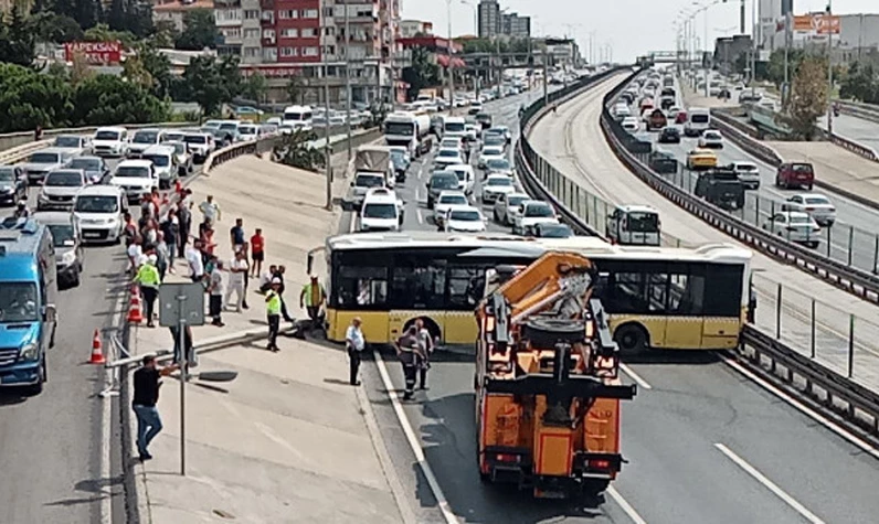 SON DAKİKA: Avcılar'da İETT otobüsü kaza yaptı! Trafik akışı sağlanamıyor