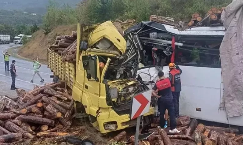 Yolcu otobüsü ile kamyon çarpıştı: Ölü ve yaralılar var