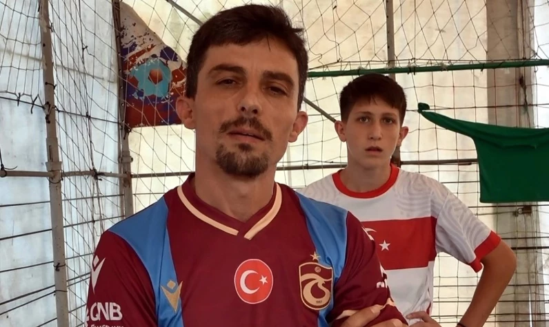 Trabzonspor fanatiği baba oğlunu futbolcu yapmaya kararlı: Evi yıkıp dökmesin diye ona özel halı saha yaptı