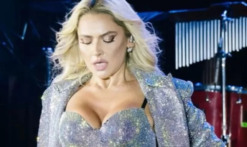 Hadise yine sahne kıyafetiyle sosyal medyanın diline düştü! Verdiği pozlarla eleştiri oklarının hedefi oldu