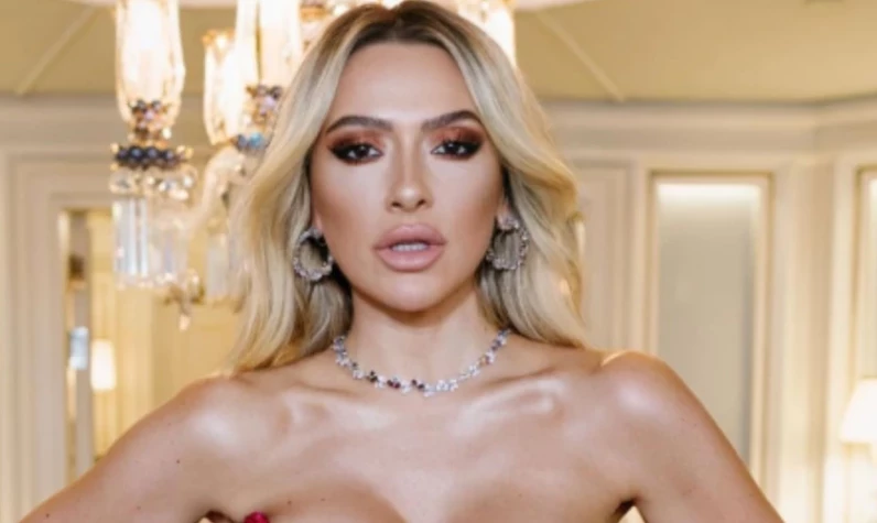 Hadise'den cesur pozlar! Transparan elbisesiyle yürekleri hoplattı!