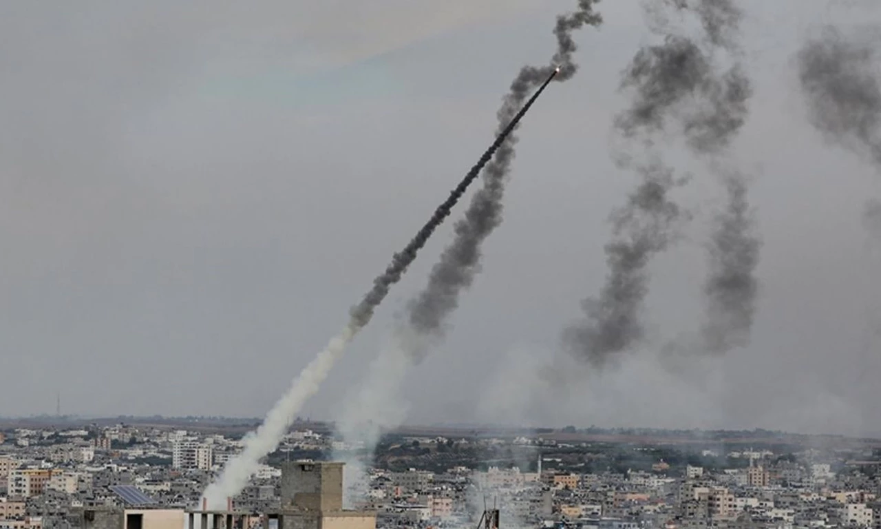 Husilerden Tel Aviv'e saldırı: Ben Gurion Havalimanı balistik füzeyle vuruldu