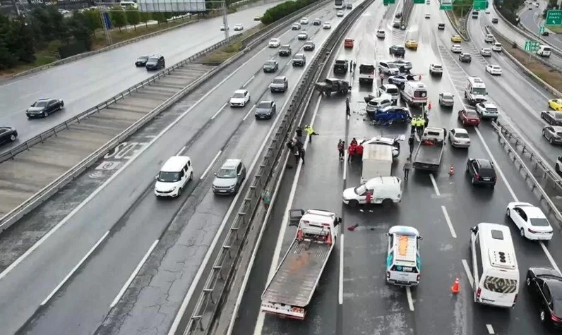 Katliam gibi kaza! TEM'de 8 araç birbirine girdi: 2 kişi öldü 4 kişi yaralandı