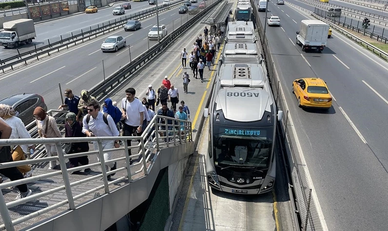 İstanbul'da bir kez daha faciadan dönüldü! Metrobüsün tekerlekleri seyir esnasında yerinden fırladı