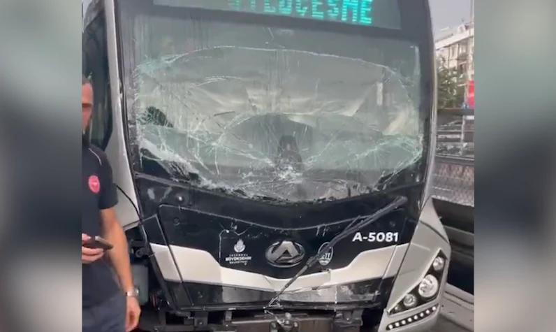 İstanbul'da korkutan metrobüs kazası: Yaralılar var!