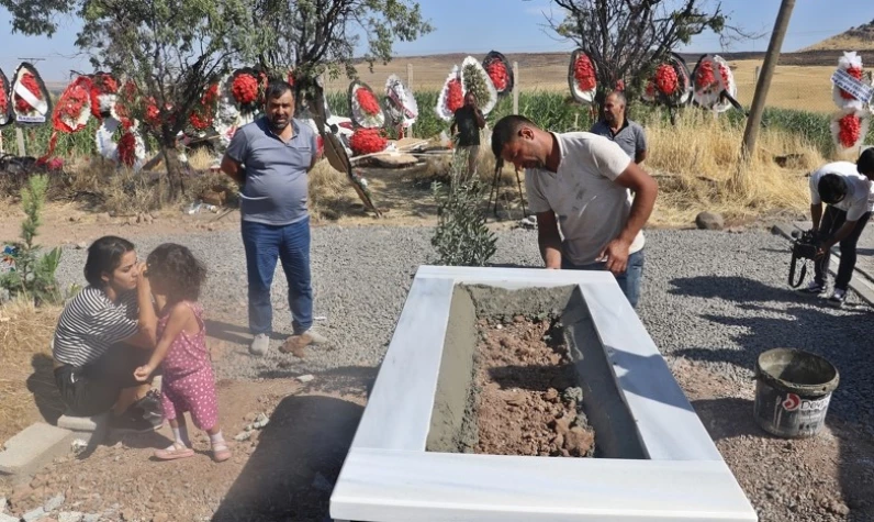 Diyarbakır'da vahşice katledilen Narin'in mezarı yapıldı: Türk bayrağı detayı dikkat çekti