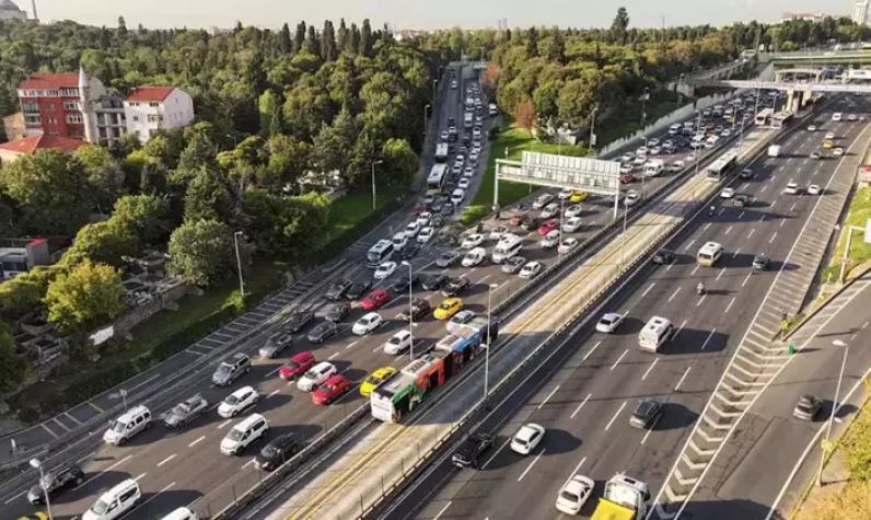 Köprüler ve otoyollarda araçlar durdu! Okullar açıldı: İstanbul'da trafik kilitlendi!