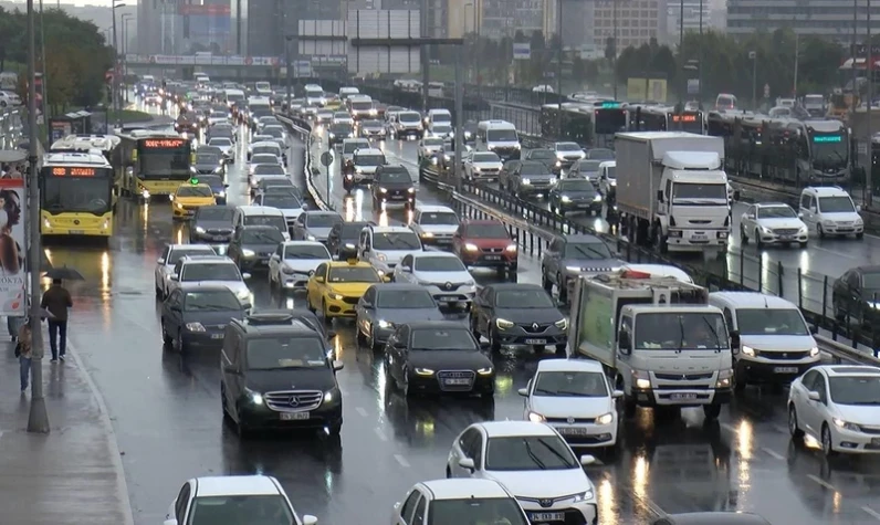 İstanbul'da pazartesi çilesi: Trafik tamamen durma noktasına geldi!