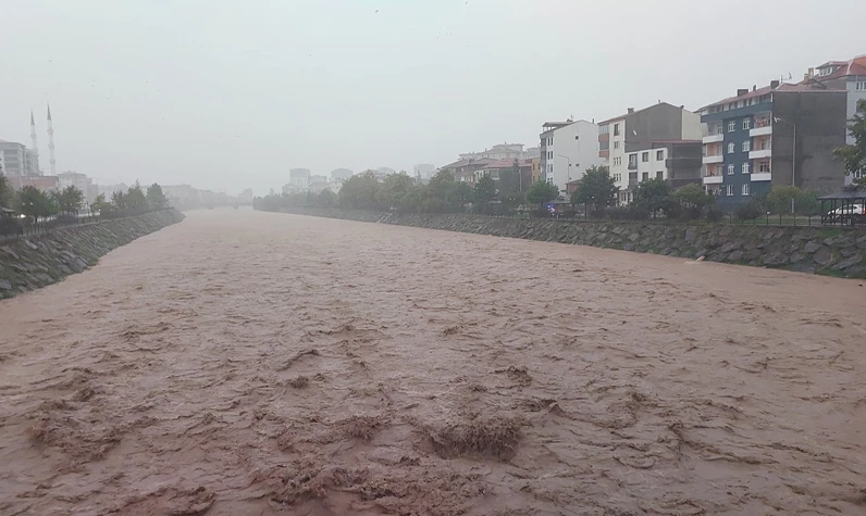 Trabzon'da aşırı yağış heyelana sebep oldu! Üç ilçede yol çöktü: Vali olay yerinde