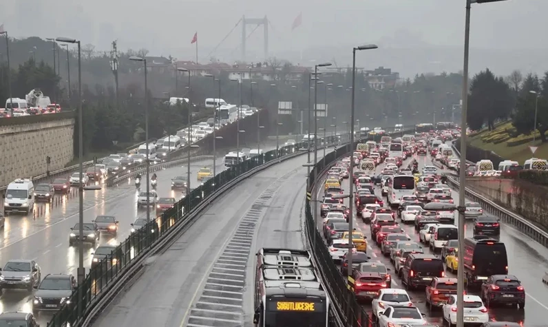 Okullar açıldı trafik çilesi geri döndü! Trafik yoğunluğu yüzde 67'ye yükseldi