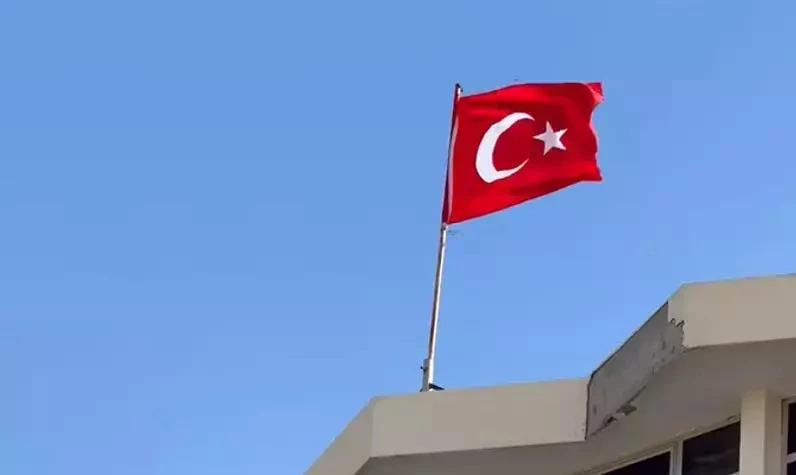 Yanlışlıkla Türk bayrağı astılar! Ay yıldız krizi: Özür dilemek zorunda kaldılar