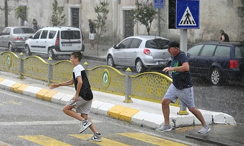 İstanbullular dikkat geri dönüyor! Meteoroloji uyardı: Eylül ayında kendini gösterecek