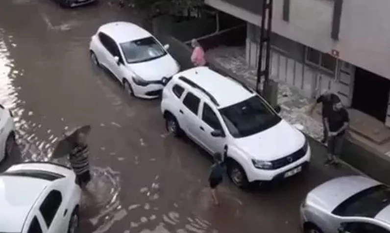 İstanbul göle döndü! Sağanak hayatı felç etti: Trafik yoğunluğu tırmandı