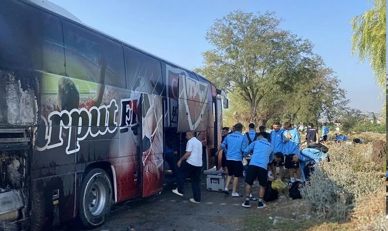 Manisa'da futbolcuları taşıyan otobüs alev aldı!