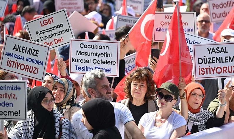 Saraçhane'de aile buluşması! Binlerce kişi LGBT sapkınlığına dur demek için meydanlara indi