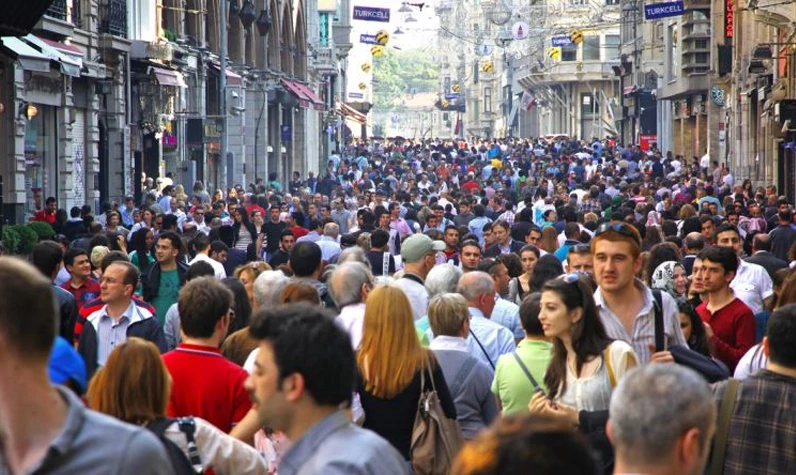 Türkiye'de yaşam süresi geriledi! Kadınlar erkeklerden 5 yıl daha fazla yaşıyor