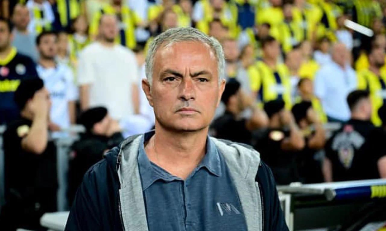 Fenerbahçe'de ilk ayrılık sinyalleri verildi! Hangi iki futbolcu ile yollar ayrılıyor? Mourinho'nun istemedikleri listesi...