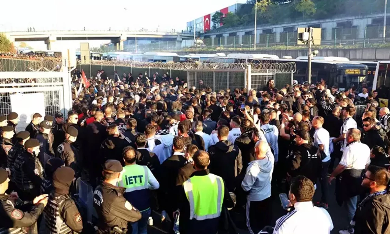 Tezahuratlar eşliğinde geldiler! Beşiktaş taraftarı RAMS Park'a ulaştı...