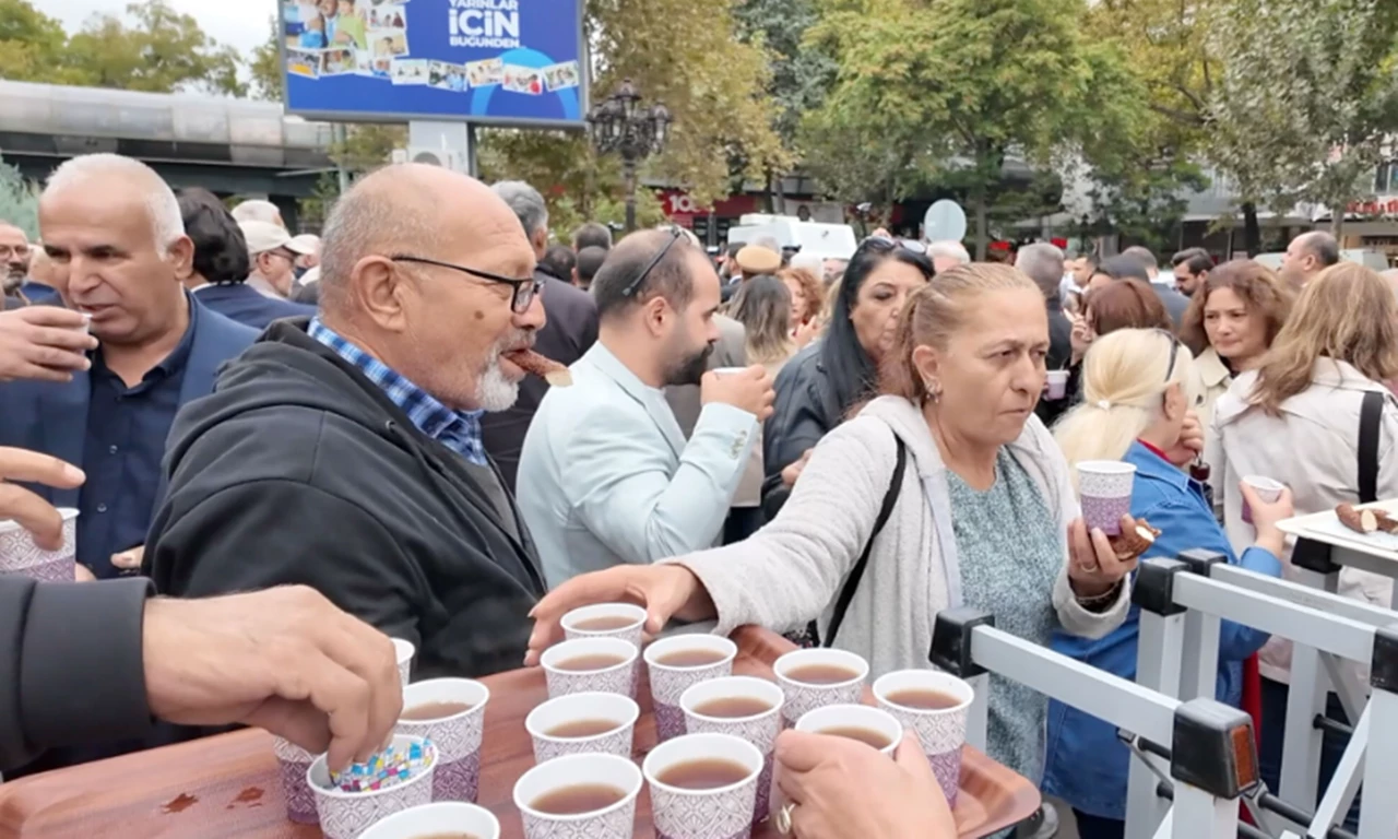 CHP'liler MEB önünde protesto için toplandı! Bakanlık çay-simit ikram etti