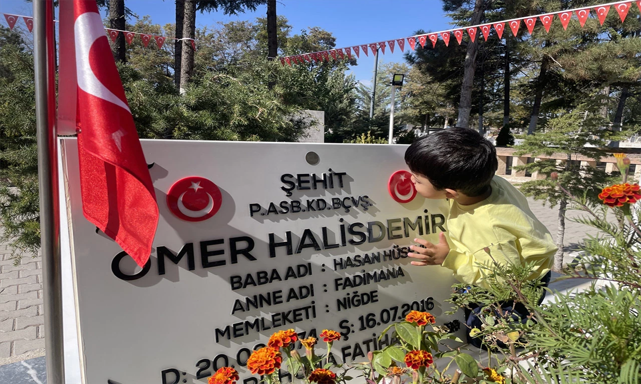 Attığı kurşun ateşe döndü yiğidim! Şehit Ömer Halisdemir'in kardeşinden FETÖ paylaşımı: Ateşi bol olsun!