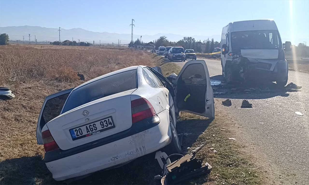 Son dakika: Afyonkarahisar'da okul servisi ve otomobil çarpıştı: ölü ve yaralılar var!