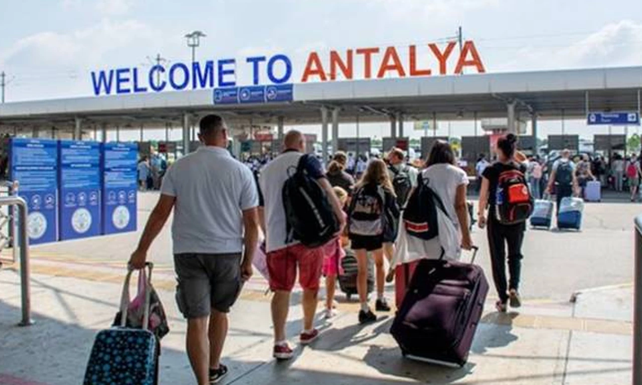 Turist sayısı geçen yıla göre arttı! İşte Antalya'ya gelen yabancı ziyaretçi sayısı...