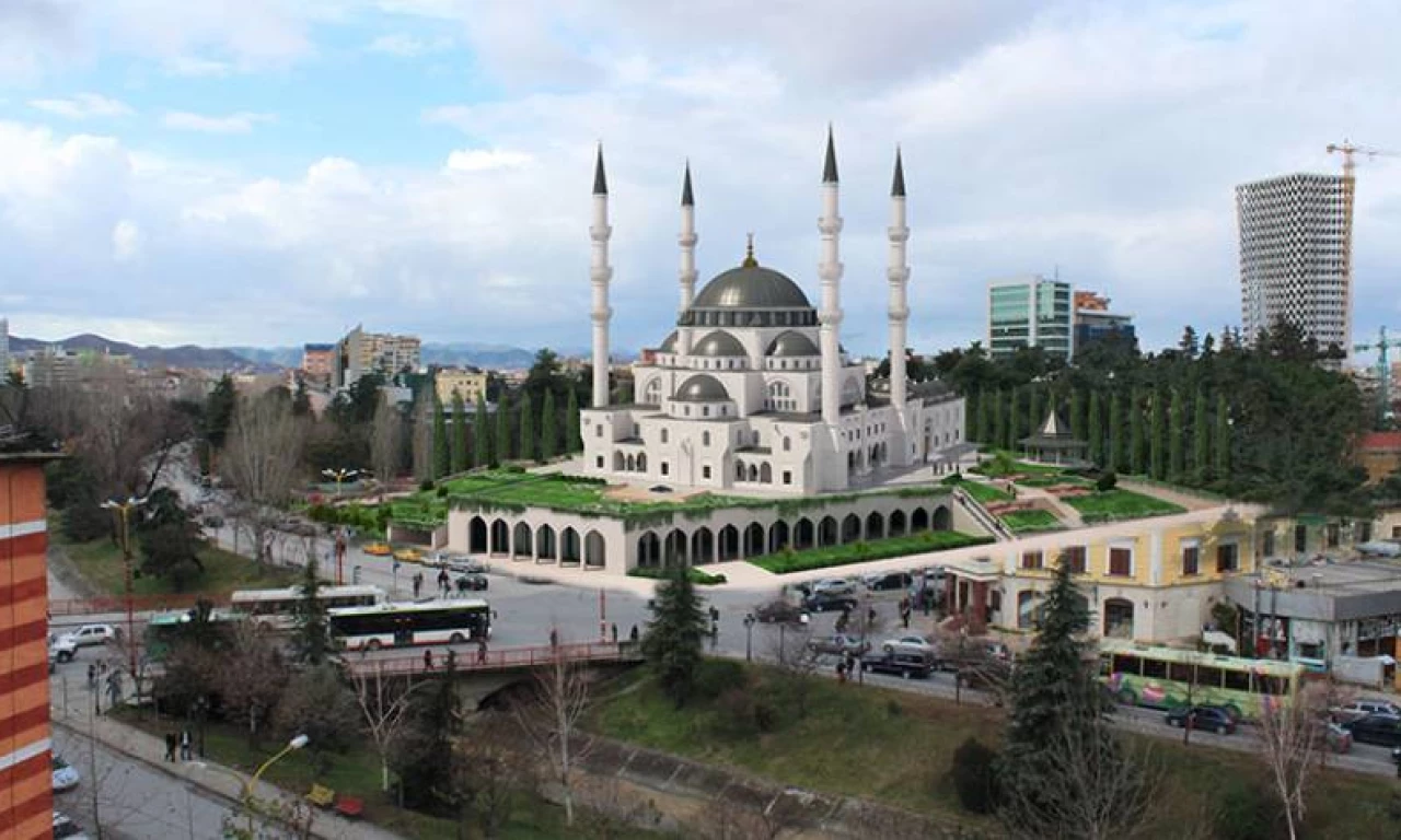 Arnavutluk Tiran Namazgah Merkez Cami kaç bin kişilik?