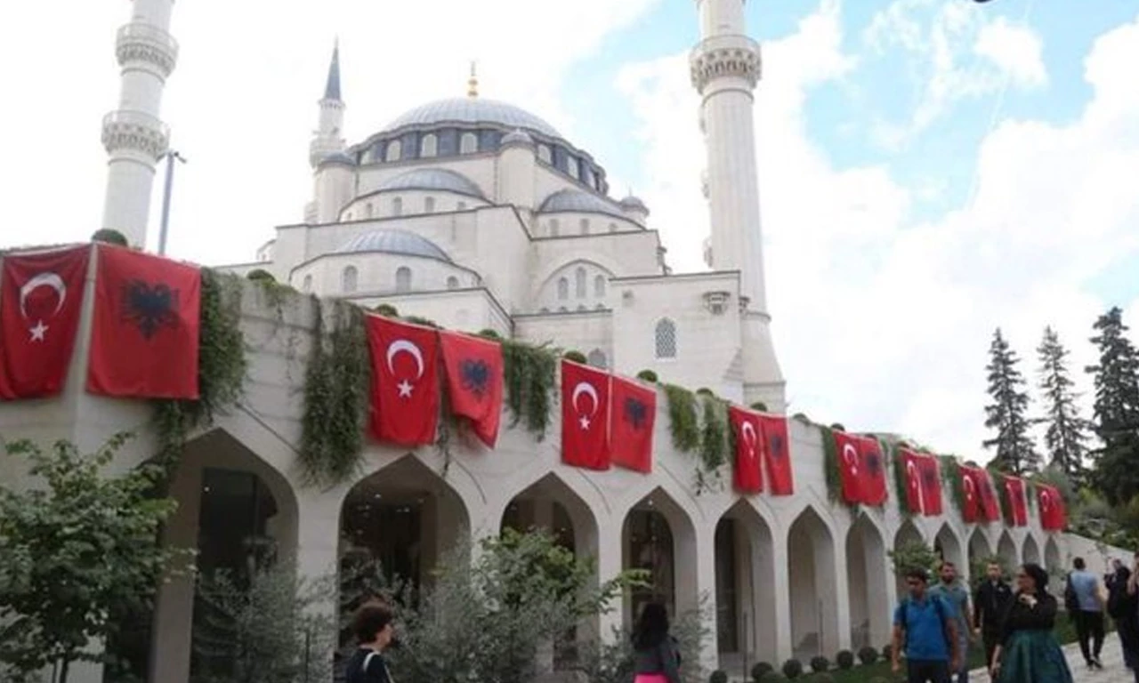 Açılışını Cumhurbaşkanı Erdoğan yapacak! Arnavutluk'ta Türkiye'nin katkılarıyla inşa edilen Namazgah Camisi Türk bayraklarıyla süslendi