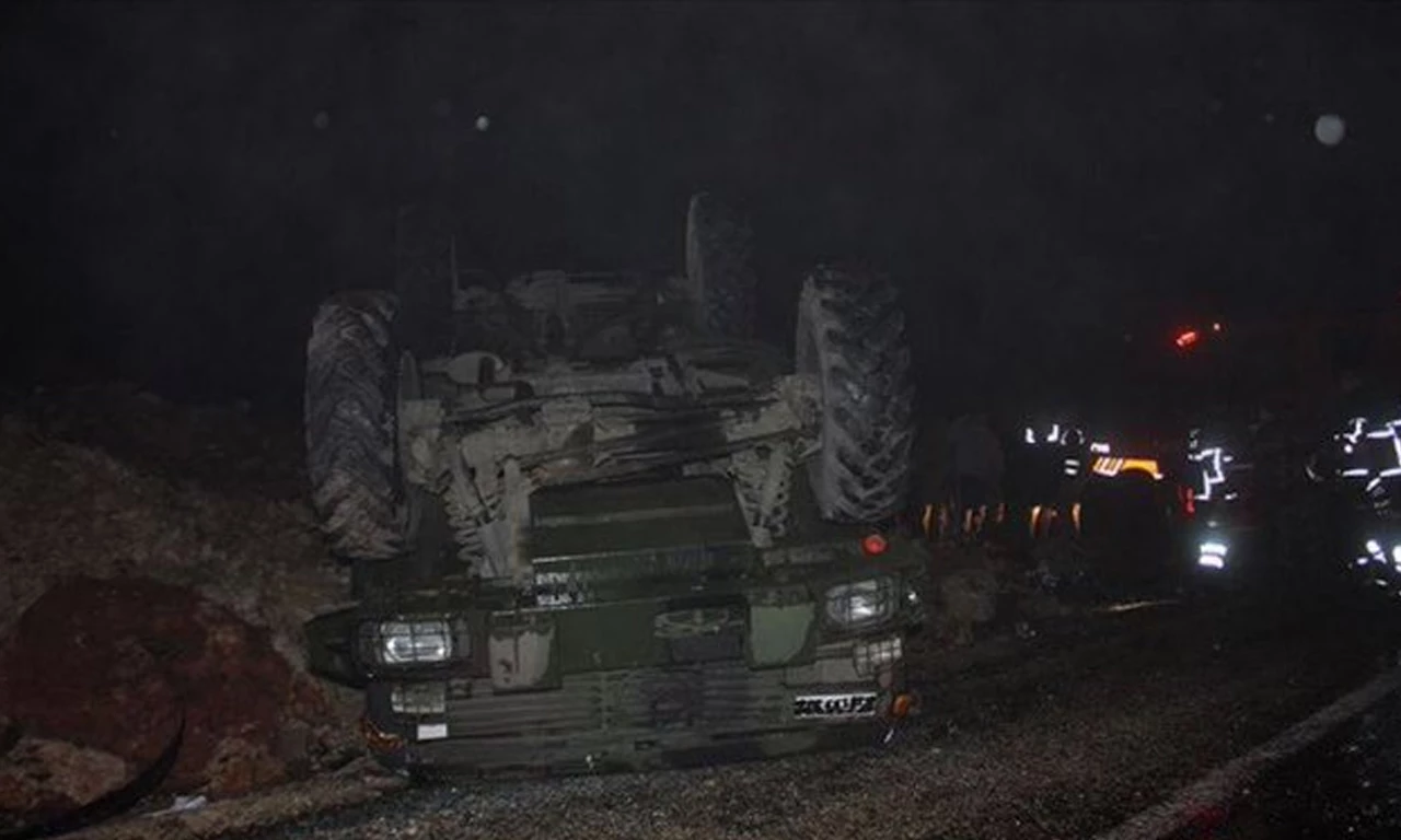 Şırnak'ta askeri araç devrildi: Yaralı askerlerimiz var