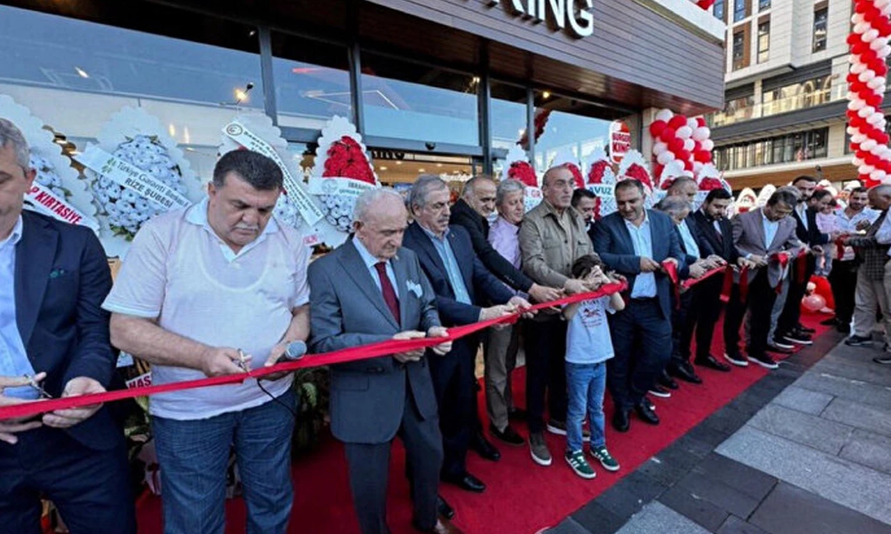 Burger King şubesi açılışında İsrail’i protesto eden akademisyene dayak! Burnunda kırıklar oluştu, kulak zarı patladı