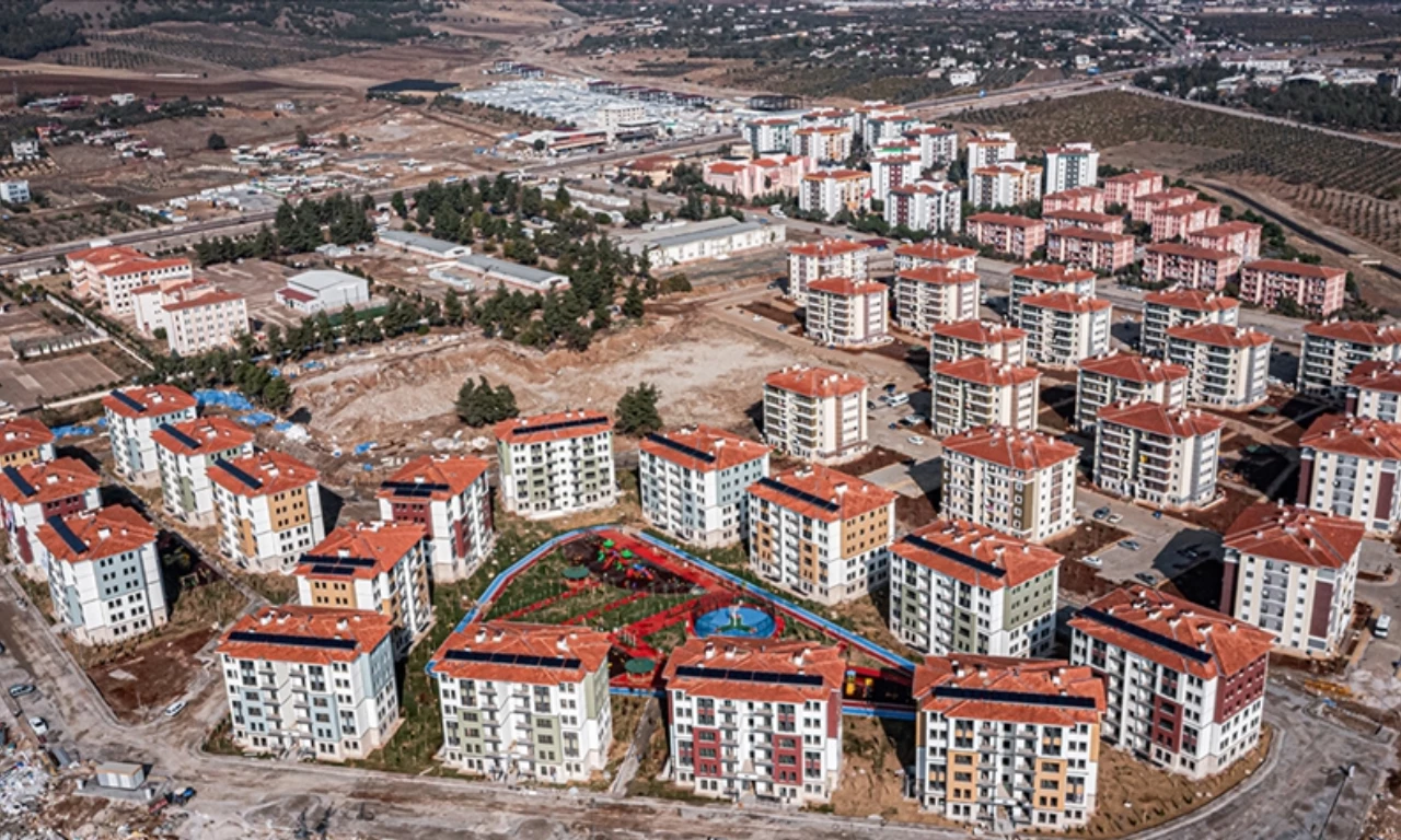 Bakan Kurum'dan umut dolu açıklama: "200 bin konut teslim edilecek"