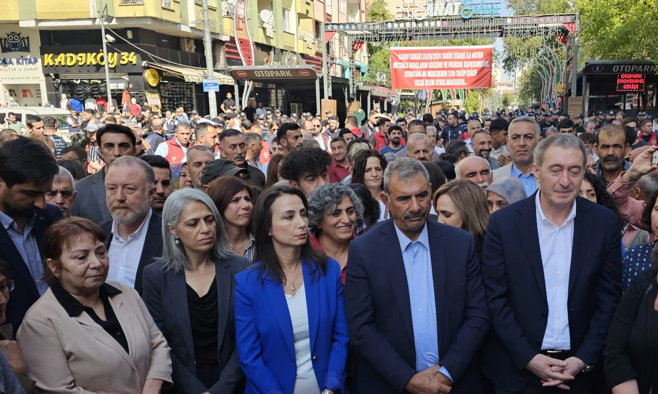 Diyarbakır'da iç savaş naraları! DEM Partililer Bebek katili Öcalan için sokaklara döküldü