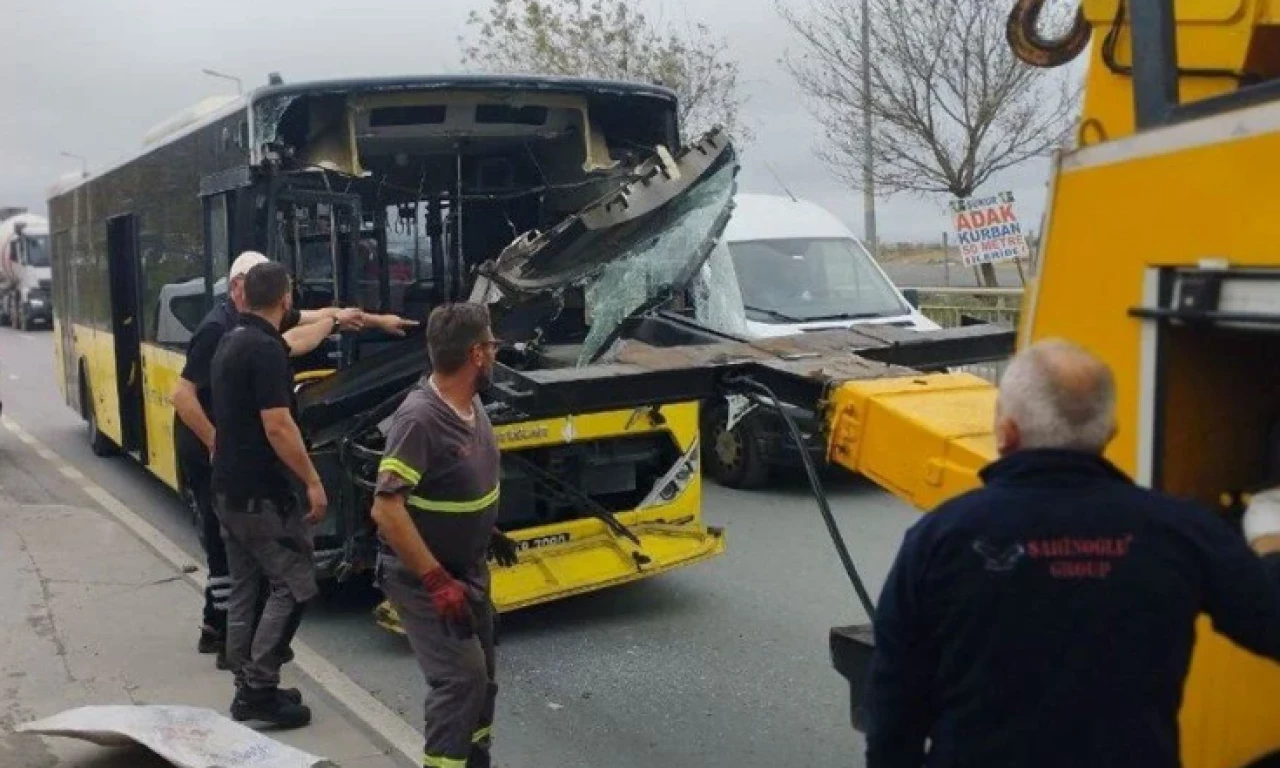 İstanbul'un klasiği haline geldi! Yine İETT kazası: Yaralılar var!