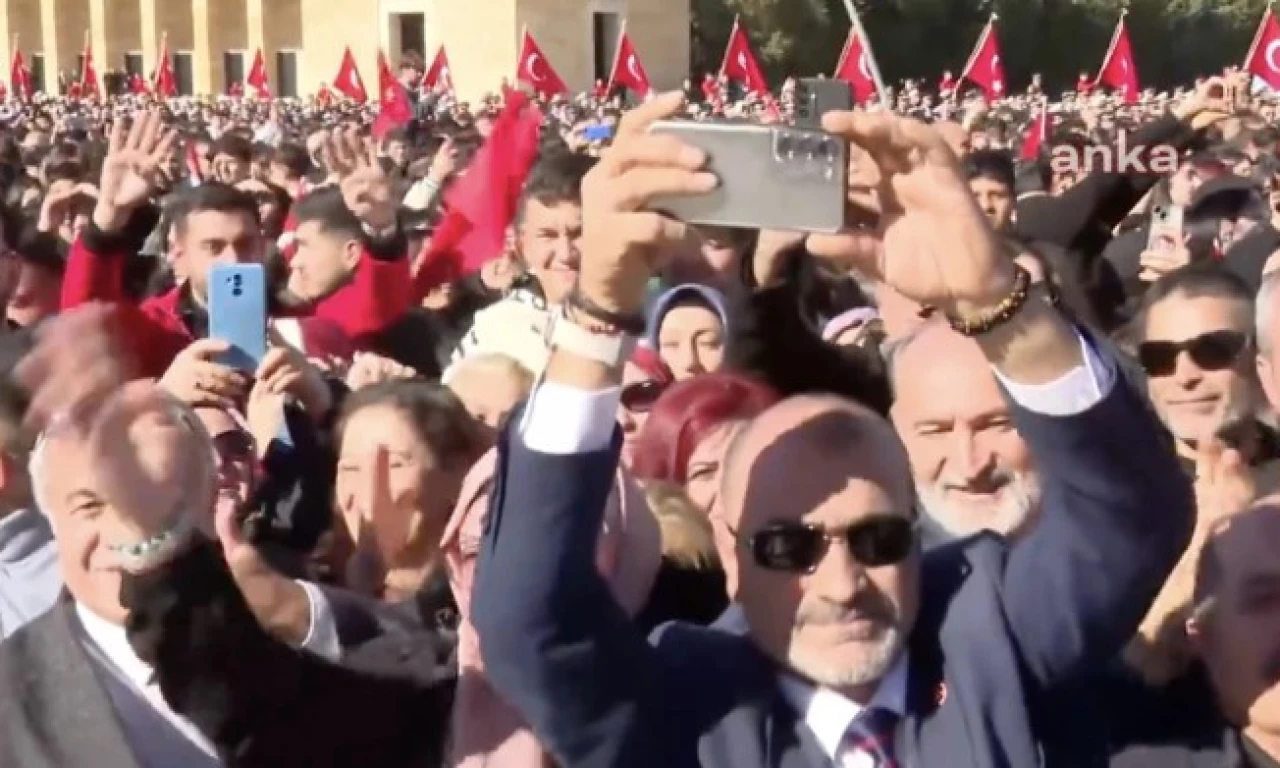 Cumhurbaşkanı Erdoğan'a Anıtkabir'de sevgi seli: 'Reis' sesleri dikkat çekti