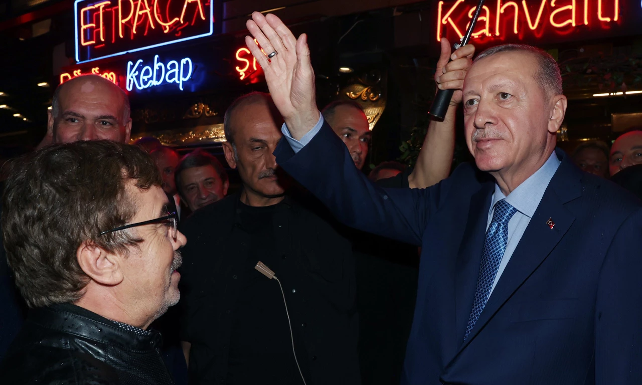 Cumhurbaşkanı Erdoğan'dan sürpriz ziyaret: Çengelköy'de vatandaşlarla sohbet etti, çocuklara oyuncak hediye etti