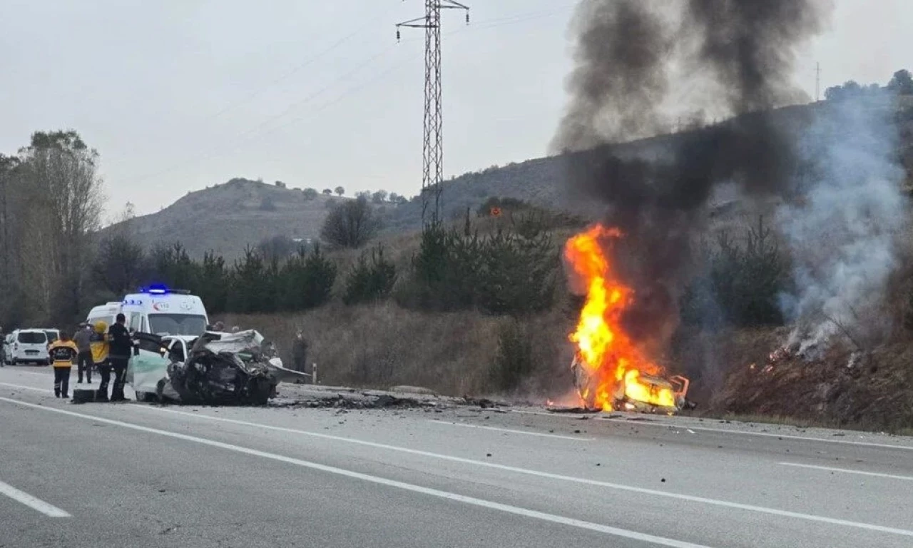 Erzincan'da korkunç kaza! İki otomobil çarpıştı: Çok sayıda ölü var