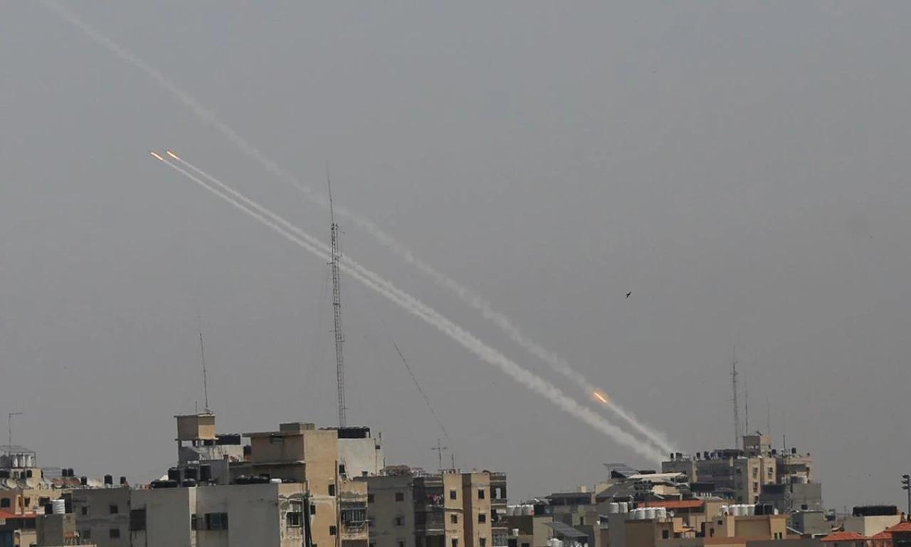 Tel Aviv'e füze yağmuru! Lübnan'dan fırlatılan roketler Kfar Qasim'a düştü: Yaralılar var