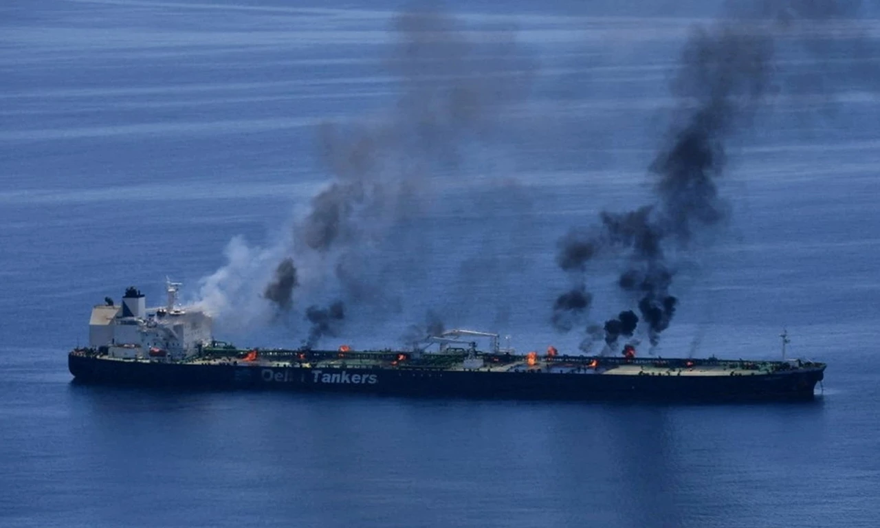 Kızıldeniz'den geçiş yok! Yine füzeler konuştu: Amerikan petrol gemisi ağır hasar aldı