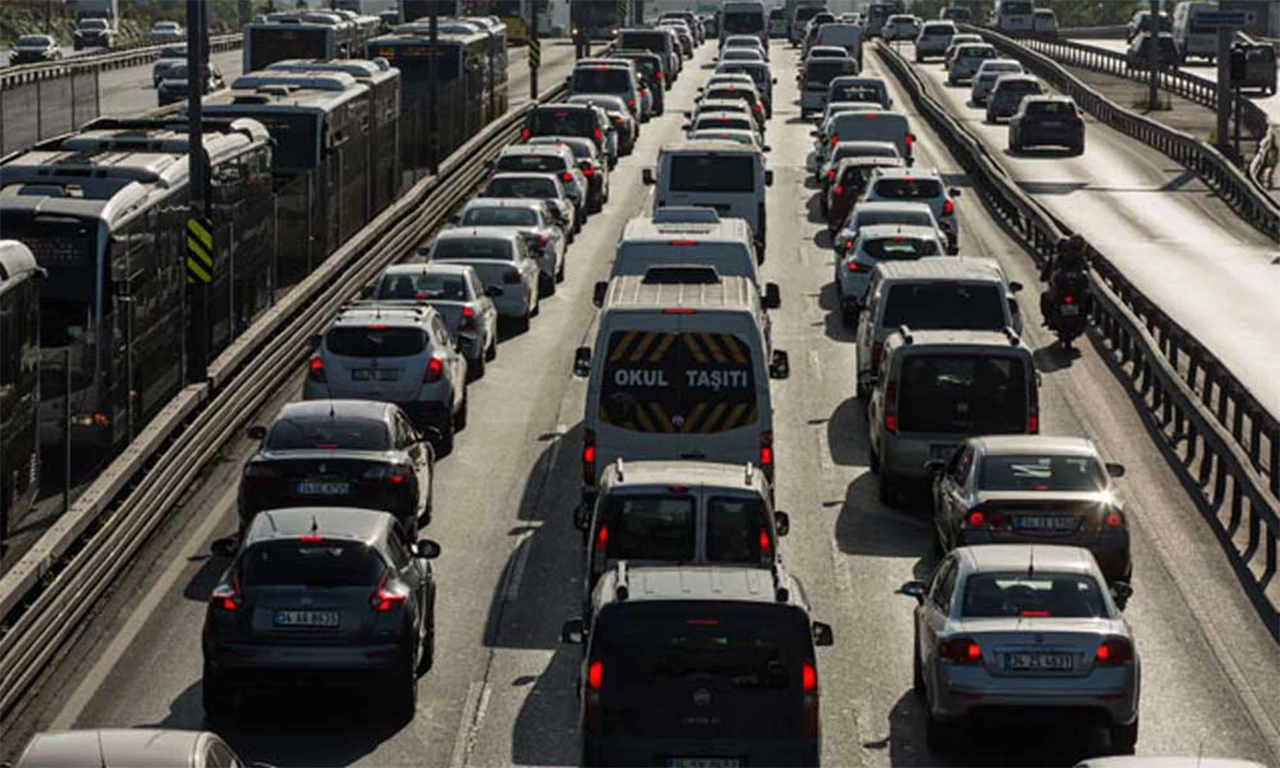 Çile İstanbul! Mega kentte trafik yolları felç etti: Araçlar ilerlemekte zorluk çekti