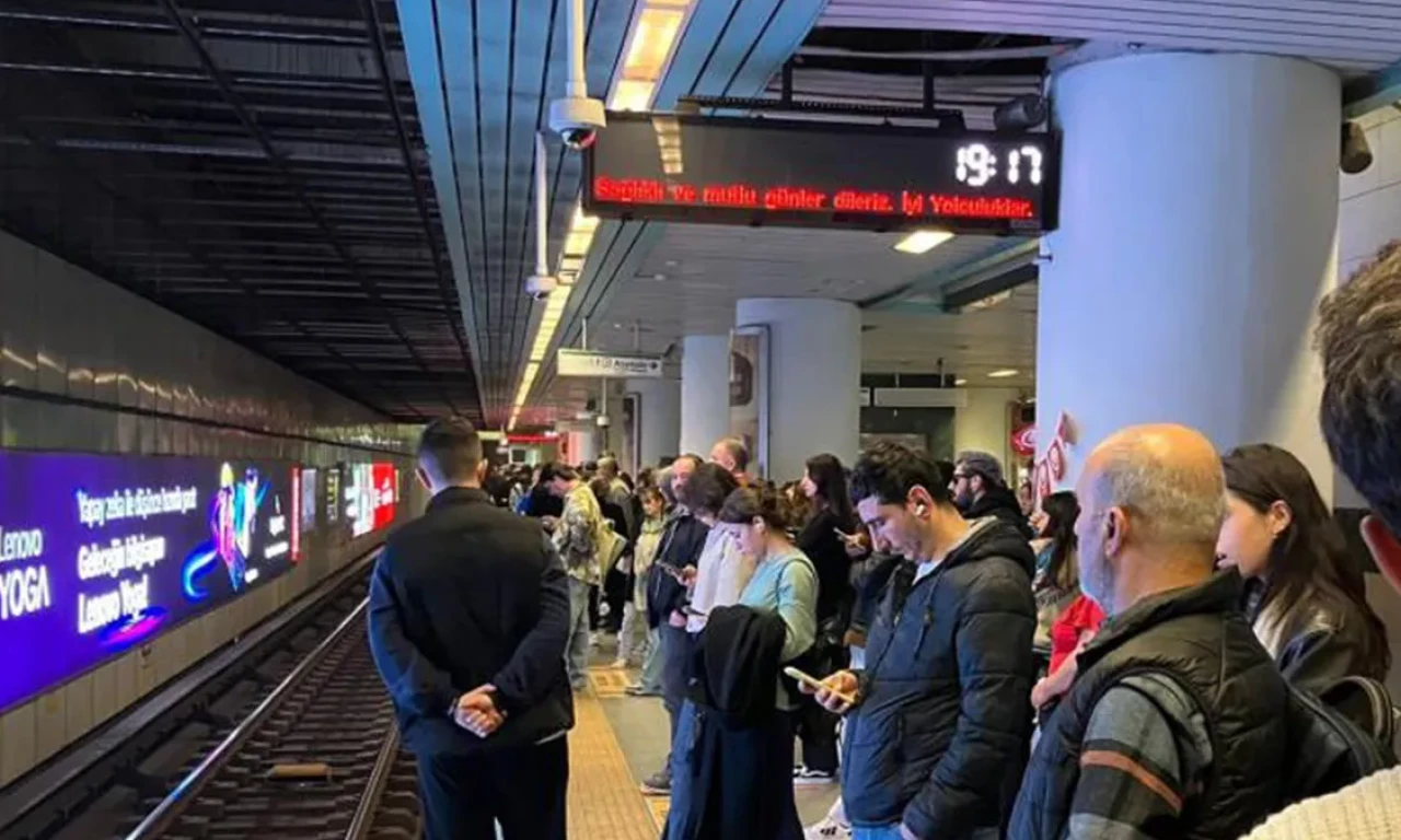 İBB bir kez daha sınıfta kaldı: Metro arızası can sıktı! Vatandaş 45 dakika bekledi ve mahsur kaldı!