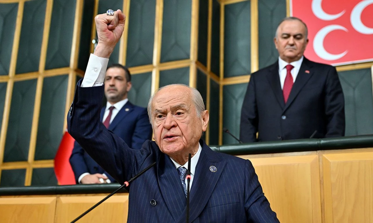 Her sembolün bir anlamı var!  Devlet Bahçeli'nin grup toplantısında taktığı yüzük ve rozet dikkat çekti!