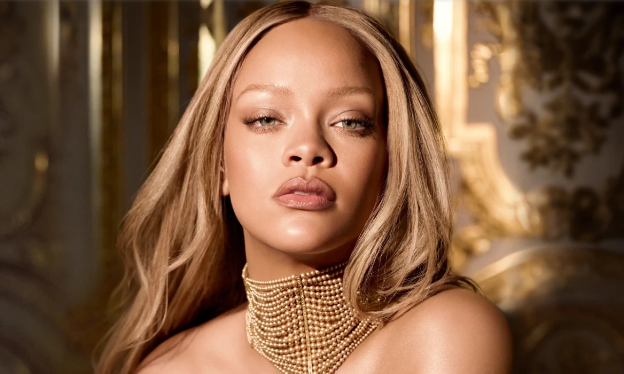 Bu halinden eser kalmadı! Ünlü şarkıcı Rihanna pijamalarını giyerek iki oğlu ile kamera karşısına geçti