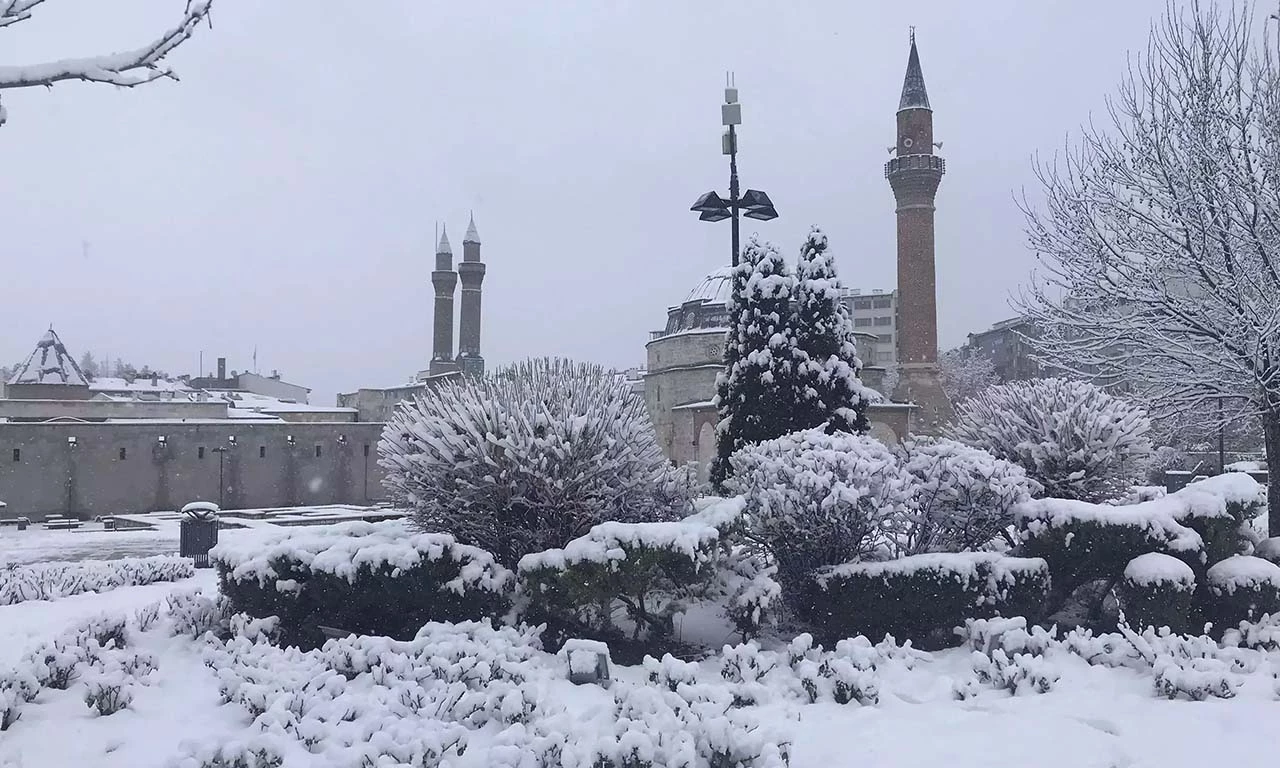 'Yoğun kar yağışı geliyor' diyerek tarih verdi! Bu illerde yaşayanlar resmen donacak