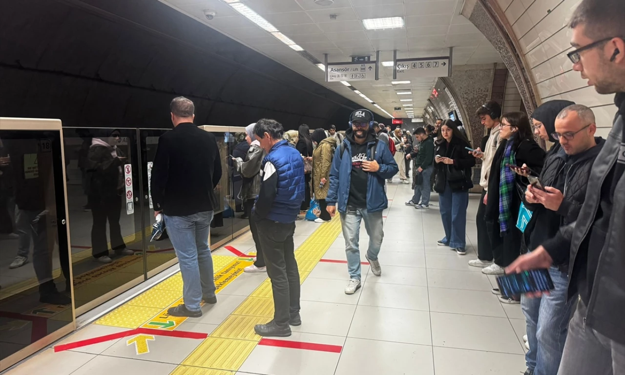 Yine metro arızası! İstanbullunun ulaşım çilesi bitmek bilmiyor