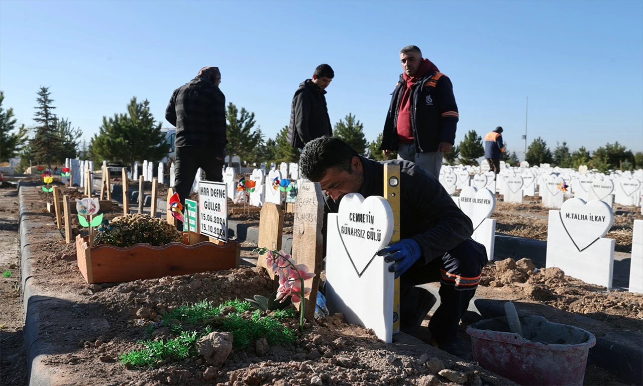 Sivas'ta arazide cesedi bulunan bebeğin mezar taşı değişti! Üzerindeki yazıysa yürekleri yaktı