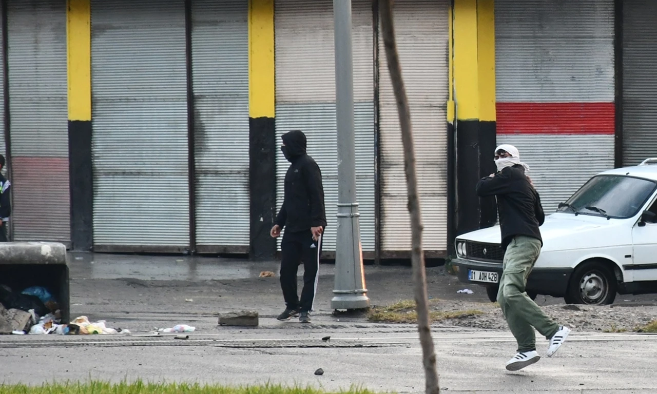 Son dakika... Batman'da terör örgütü PKK sempatizanları polise saldırıyor