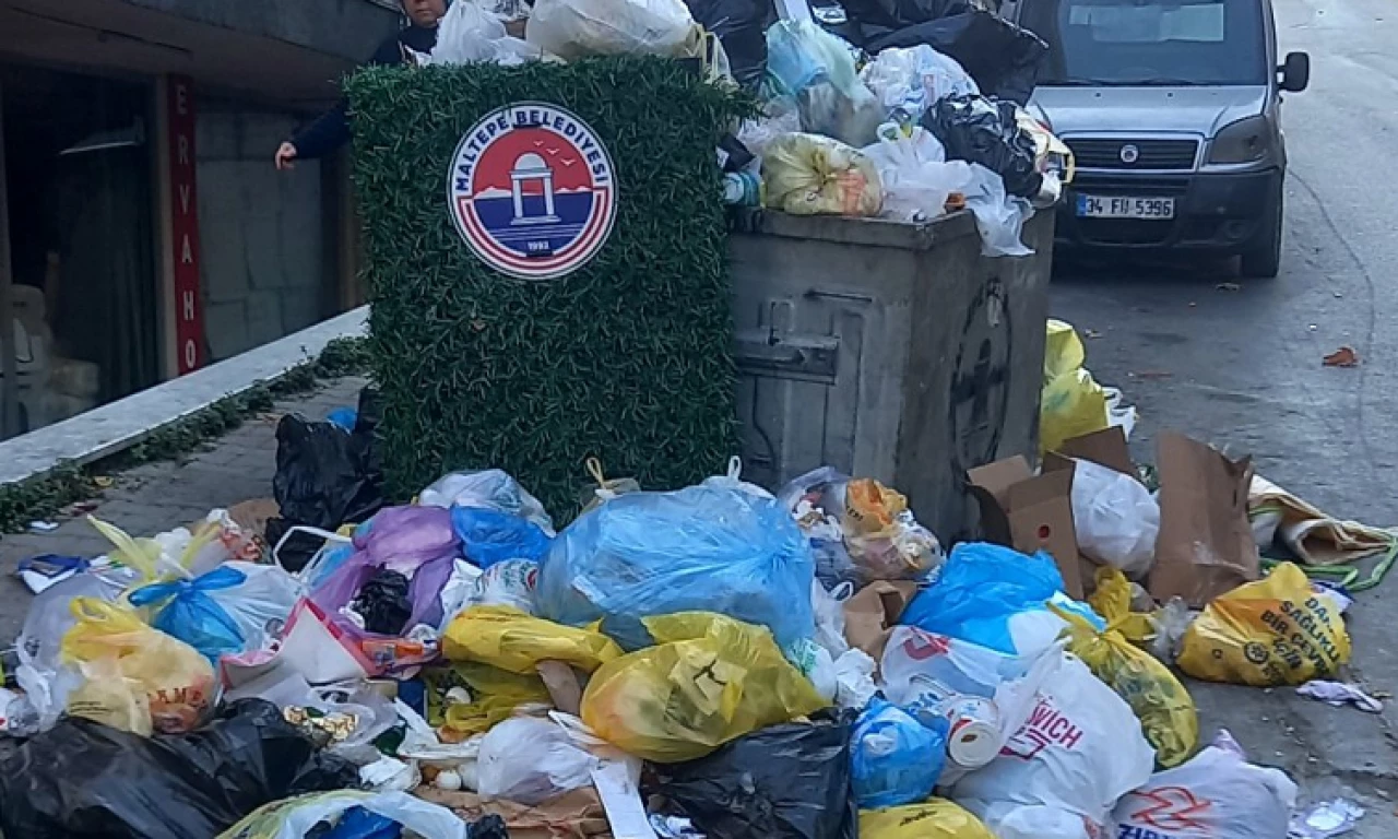 CHP belediyeleri çöpleri toplamaktan aciz! Önce Kartal şimdi Maltepe! Koku tüm ilçeye yayıldı!