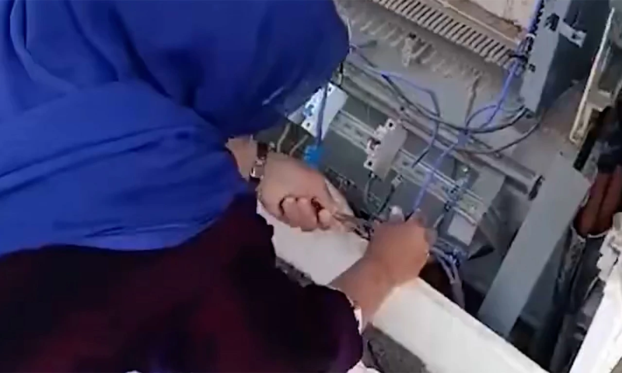 Kaçak elektrik tesisatı çeken kadın gündeme oturdu! Sosyal medyada vidosu viral oldu