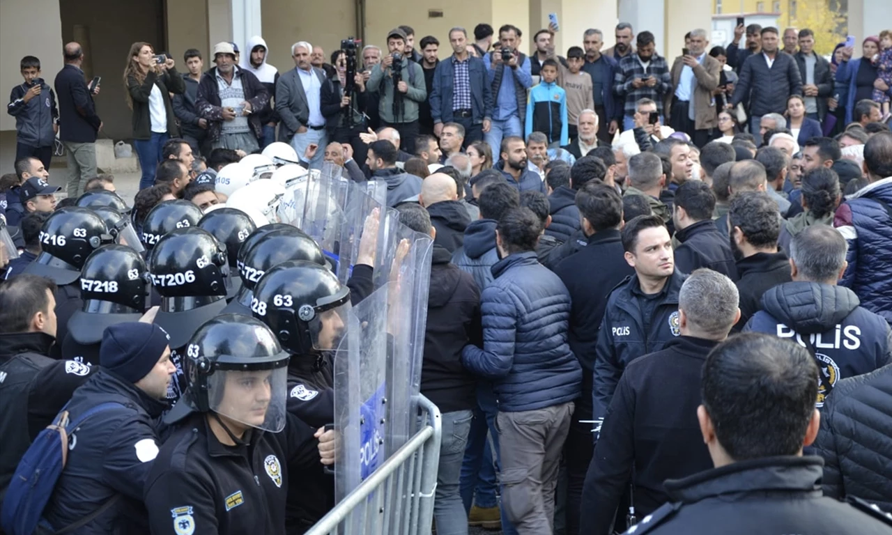 Kayyum atanan belediye önünde provokasyon: 2 polis yaralandı