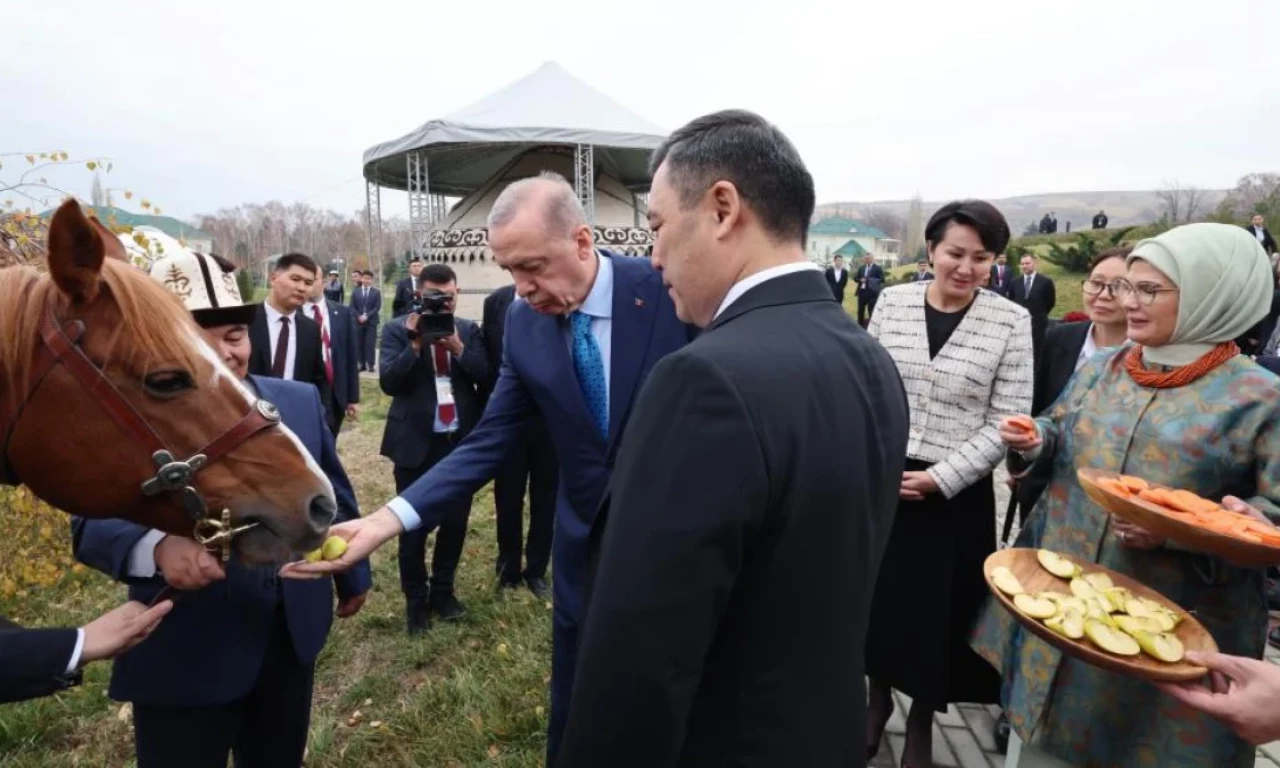 Kırgızistan Cumhurbaşkanı ve Erdoğan arasında karşılıklı hediyeleşme! İşte iki liderin dikkat çeken hediyeleri...